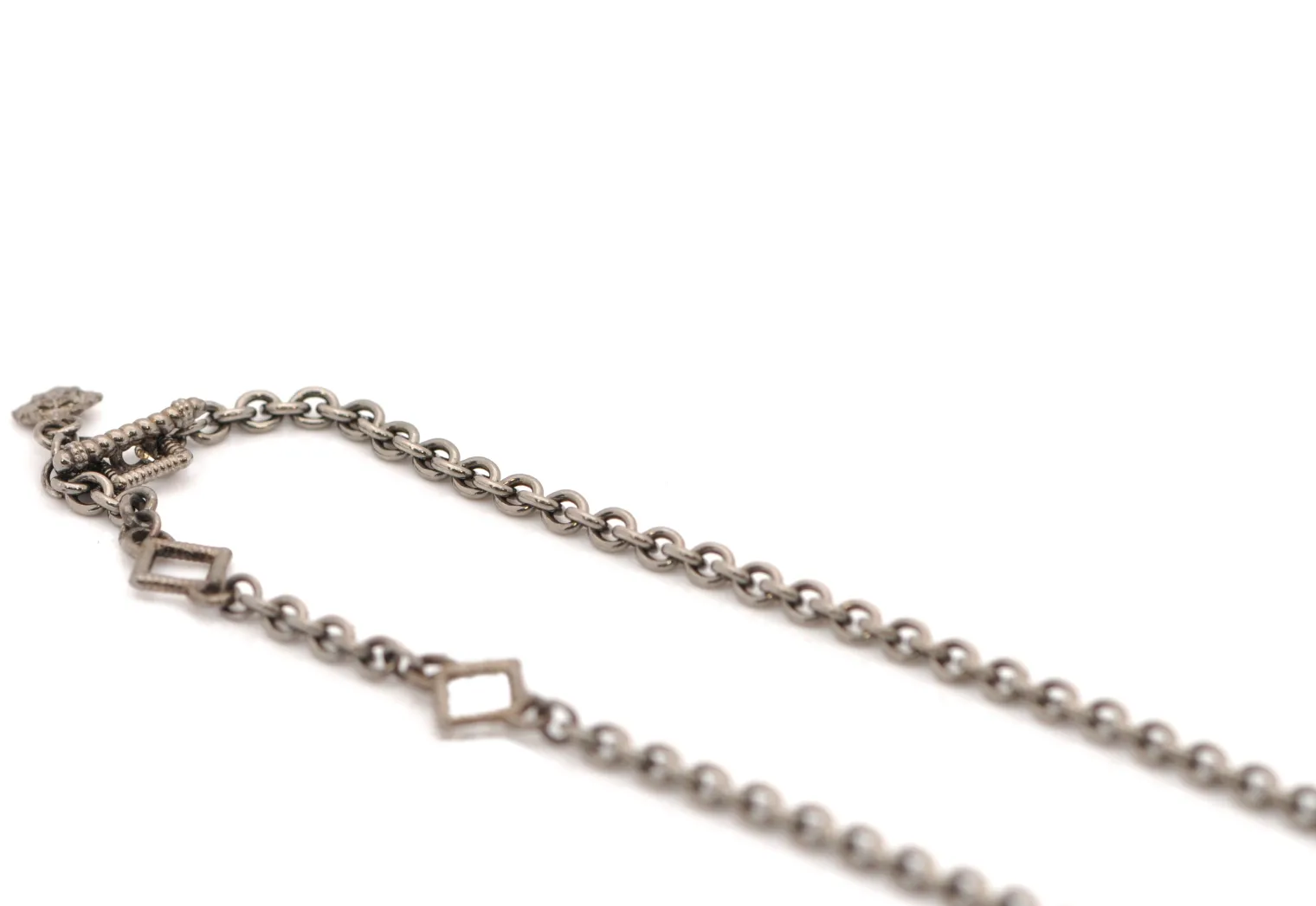 17.5" CHAIN LINK NECKLACE WITH CARVED SCROLL STATIONS