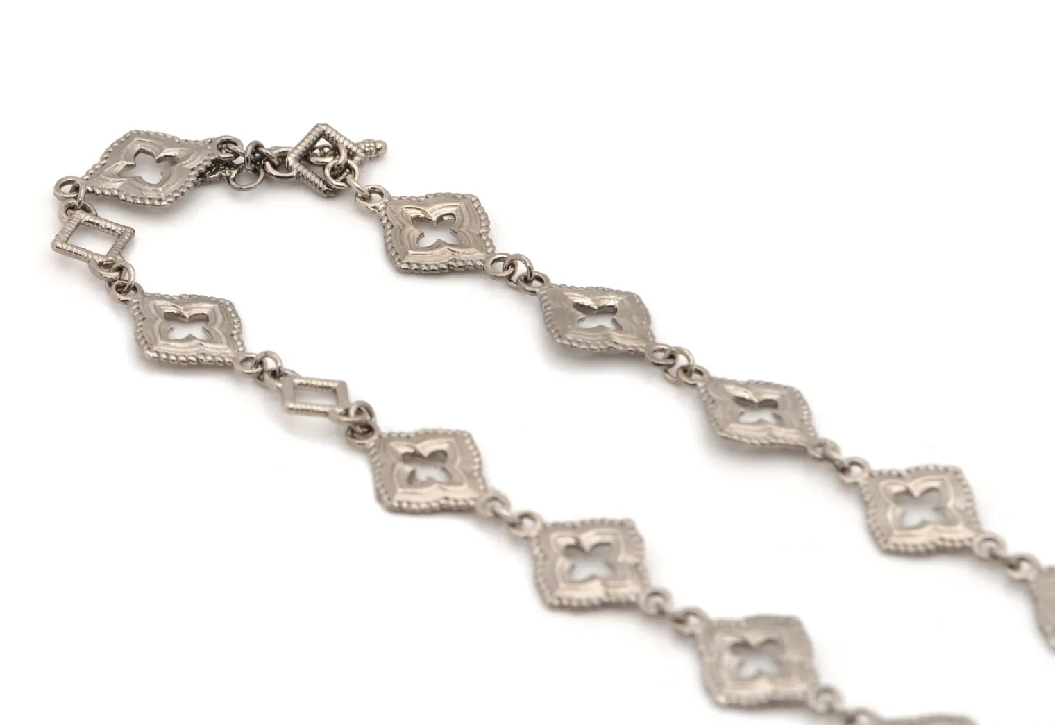 CHAIN LINK NECKLACE WITH OPEN SCROLLS